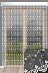 Firana haftowana biała o wysokości 280 cm, zawieszona na drewnianym karniszu. Wzór z kwiatowymi haftami w kolorze białym, transparentna faktura, wpuszczająca naturalne światło.