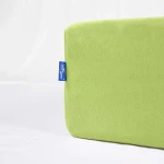 Prześcieradło jersey z gumką w kolorze limonkowym, o wymiarach 90x200 cm. Widoczny detal to zaokrąglony brzeg oraz niebieska metka z logo. Produkt leży na jasnym tle, co podkreśla jego intensywny kolor.