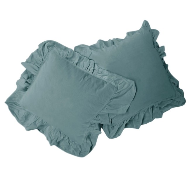 Pościel bawełniana w odcieniu mineralnego niebieskiego, rozmiar 220x200 cm, z falbanką na brzegach. Obiekt leży na białym tle, ukazując detale materiału i teksturę. W komplecie dwa poszewki na poduszki z falbanką.