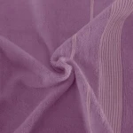 Ręcznik bambusowy 70x140 w kolorze lawendy, leżący, z delikatną fakturą. Widoczne pionowe przeszycia wzdłuż jednego z boków. Produkt wykonany z włókien bambusowych, charakteryzuje się wysoką chłonnością. Tło jednolite.