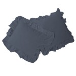 Komplet poszewek bawełnianych z falbanką w kolorze szarym, wymiary 40x40 cm. Ułożone na płasko, z widocznymi falbanami na krawędziach. Materiał jest gładki, a zestaw składa się z dwóch sztuk. Tło jasne, podkreślające detale.