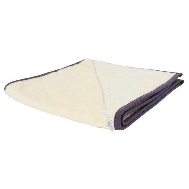 Ręcznik sportowy kremowy 30x110 cm, z ciemnoszarym obszyciem. Produkt leży na jednolitym tle, z widoczną kieszonką na zamek. Obszycie odznacza się teksturą, a materiał jest miękki i chłonny. Idealny do użytku po treningu.