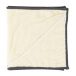 Ręcznik sportowy w kremowym kolorze, z kieszonką, o wymiarach 30x110 cm. Ułożony płasko, z widoczną szaro-czarną lamówką i teksturą frotte. Kieszonka znajduje się na jednym z boków, co podkreśla funkcjonalność produktu.