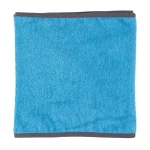 Ręcznik sportowy 30x110 cm w kolorze turkusowym, o miękkiej teksturze. Widoczna kieszonka na jednym końcu, z szarym wykończeniem. Produkt leży na jednolitym tle, pokazany w całości, co umożliwia ocenę wymiarów i detali.