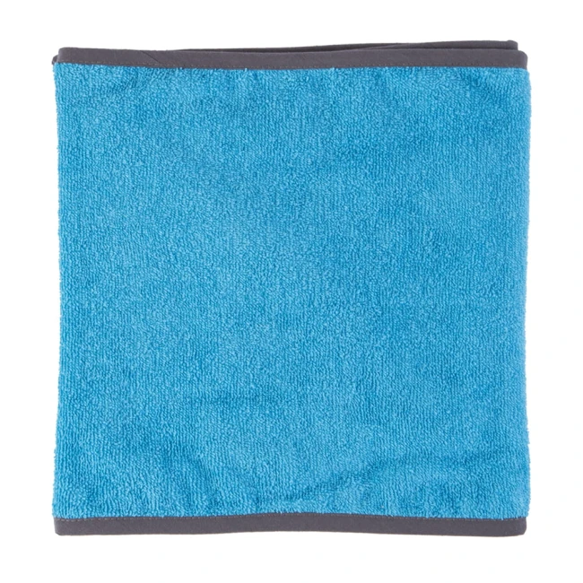 Ręcznik sportowy 30x110 cm w kolorze turkusowym, o miękkiej teksturze. Widoczna kieszonka na jednym końcu, z szarym wykończeniem. Produkt leży na jednolitym tle, pokazany w całości, co umożliwia ocenę wymiarów i detali.