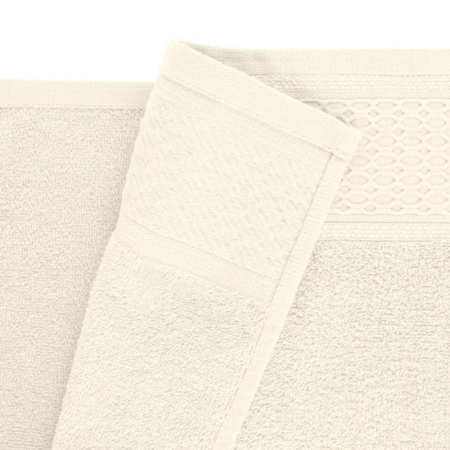 Ręcznik bawełniany Solano w kolorze ecru o wymiarach 50x90 cm, ukazany w zbliżeniu. Widoczna tekstura materiału, z jednym bokiem gładkim, a drugim z delikatnym wzorem w romby. Krawędzie wykończone estetycznym obszyciem.