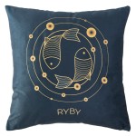 Poszewka dekoracyjna 40x40 cm w kolorze ciemnoniebieskim z nadrukiem złotych ryb i okręgów, z napisem RYBY na dole. Produkt leży na płasko, podkreślając szczegóły wzoru oraz fakturę materiału.