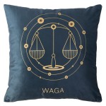 Poszewka dekoracyjna 40x40 cm w kolorze ciemnoniebieskim z nadrukiem graficznym przedstawiającym wagę. Na środku znajduje się złoty rysunek wagi oraz napis WAGA. Produkt ustawiony frontalnie na prostym tle.