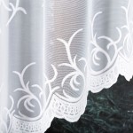 Firana żakardowa Bakaro w kolorze białym, o wymiarach 420x160 cm, z delikatnym, białym haftem w kwiatowy wzór. Produkt wiszący, na przezroczystym tle, z widoczną koronkową krawędzią. Tekstura materiału jest lekka i zwiewna.