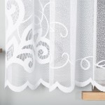 Firana żakardowa, biała, o wymiarach 400x160 cm, z subtelnym wzorem w formie falistych linii. Ujęcie frontalne, wisząca na drewnianym karniszu, tło jednolite, szare. Krawędź firany ozdobnie wykończona falą.