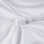 Pościel satyna bawełniana 160x200 w kolorze białym, leżąca na powierzchni. Materiał gładki i błyszczący, eksponujący fakturę tkaniny.
