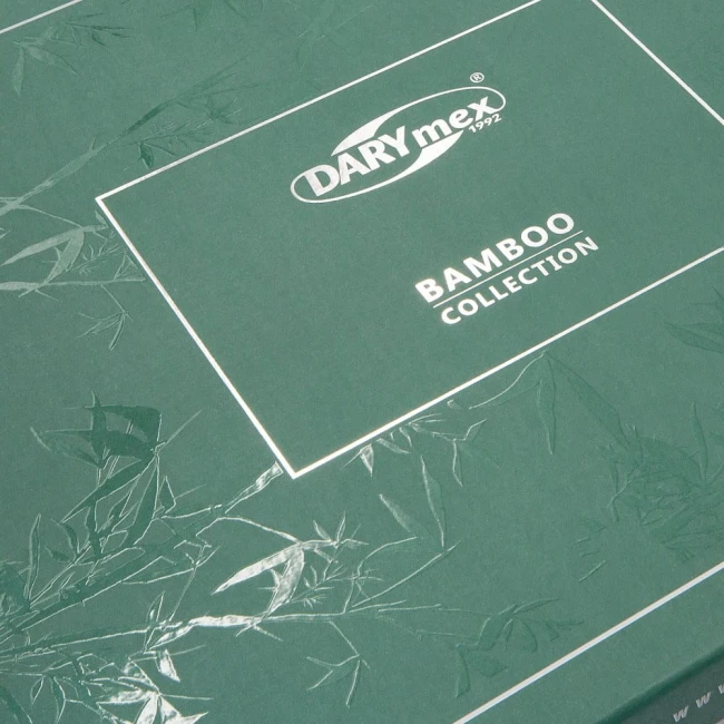 Zielone opakowanie pościeli bambusowej z białym napisem DARYmex oraz Bamboo Collection. Na powierzchni widoczne roślinne wzory. Opakowanie zamknięte, leżące na płaskiej powierzchni, z delikatnym, matowym wykończeniem.