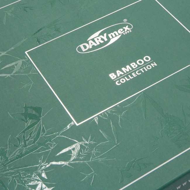 Zielone opakowanie pościeli bambusowej, na froncie widoczny napis DARYmex 1992 oraz BAMBOO COLLECTION. Na tle delikatny wzór bambusowych liści, całość matowa. Opakowanie o kwadratowym kształcie, widok z góry.