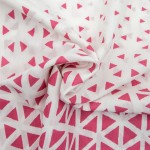 Pościel bawełniana Cottonlove Exclusive Milano Pink w rozmiarze 160x200, z nadrukiem różowych trójkątów na białym tle. Wzór geometryczny, materiał gładki, leżący w złożonym kształcie na jasnym tle. Idealna do aranżacji sypialni.