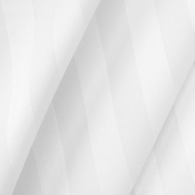 Poszewka bambusowa satyna bawełniana 70x80 w kolorze białym, z subtelnym wzorem pasków. W materiale widoczne gładkie i teksturowane wykończenie, złożona w delikatny sposób. Idealna do aranżacji sypialni, na jednolitym tle.