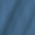 Poszewka bambusowa satyna bawełniana 70x80 w chabrowym kolorze, z listwą w paski. Złożona, ukazująca teksturę materiału. Tło jednolite, co podkreśla intensywność barwy i wzoru.