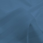 Poszewka bambusowa satyna bawełniana 70x80 w odcieniu chabrowym, z delikatnym paskiem. Materiał gładki, lśniący, złożony w sposób ukazujący teksturę i wzór. Widoczna faktura tkaniny i subtelne przenikanie kolorów.