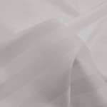 Poszewka bambusowa satyna bawełniana 70x80, szara z dekoracyjnymi, delikatnymi paskami. Ujęcie w zbliżeniu, tkanina gładka z subtelnym połyskiem, leżąca luźno na powierzchni. Tło jednolite, co podkreśla wzór materiału.
