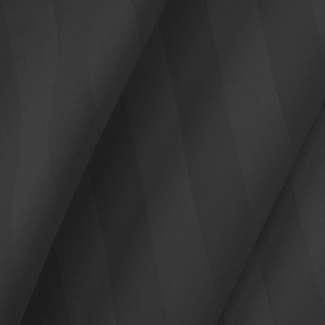 Pościel bambusowa satyna bawełniana 140x200 w odcieniu czarnym z delikatnym wzorem pasków; materiał o gładkiej fakturze, złożona, ułożona na lekkim skosie, widok z przodu.