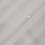 Pościel bambusowa satyna bawełniana w odcieniu szarości, z delikatnymi, poziomymi paskami. Zamek błyskawiczny na poduszce. Materiał charakteryzuje się gładką, satynową fakturą. Widok z góry, ukazujący całość zestawu w ułożeniu leżącym.