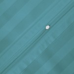Pościel bambusowa satyna bawełniana 140x200 w kolorze turkusowym z poziomymi paskami, z zamkiem błyskawicznym na poszewce, leżąca na gładkiej powierzchni. Widoczne detale to faktura materiału oraz zapewne gładki i błyszczący wykończenie.