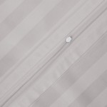 Poszewka bambusowa w kolorze szarym z białymi paskami, wykonana z satyny bawełnianej, z widocznym suwakiem. Produkt leży na płaskiej powierzchni, ukazując jego gładką fakturę oraz wykończenie. Idealna do poduszek o wymiarach 50x60 cm.