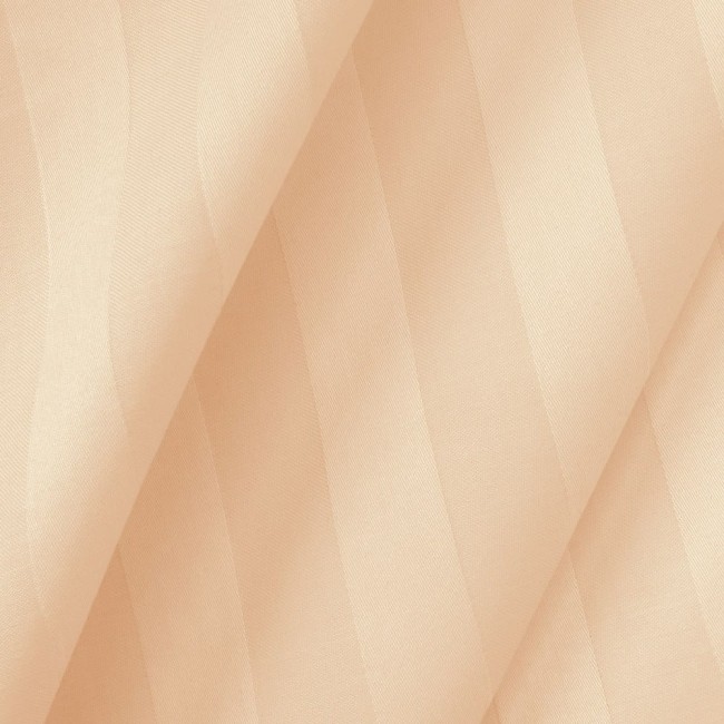 Poszewka bambusowa satyna bawełniana 50x60 w odcieniu beżowym, z delikatnym, pionowym wzorem pasków, wykonana z gładkiego materiału. Ułożona w plik, ukazuje fakturę tkaniny, podkreślając jej miękkość i elegancki wygląd.