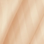 Poszewka bambusowa satyna bawełniana 40x40 w beżowym odcieniu, z delikatnym wzorem w paski. Materiał gładki, lekko lśniący. Widoczny skrawek tkaniny w zbliżeniu, ukazujący strukturę i fakturę materiału.