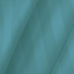 Poszewka bambusowa satyna bawełniana 40x40 w kolorze turkusowym, z wzorem pasków. Materiał o gładkiej, satynowej fakturze. Widok zbliżeniowy na detale tkaniny ukazujący subtelne refleksy światła.