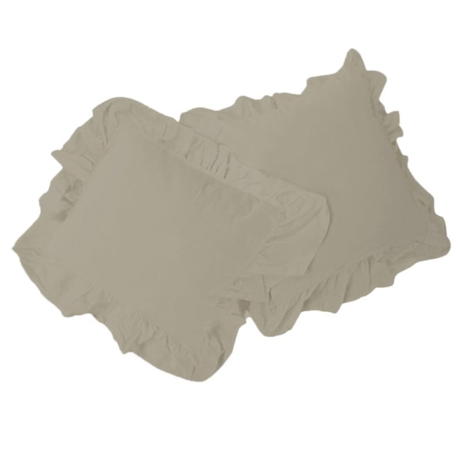 Komplet poszewek bawełnianych Stonewashed w kolorze szaro-beżowym, o wymiarach 40x40 cm, ozdobiony falbanką. Złożone i leżące na białym tle. Wykonane z miękkiego, teksturowanego materiału, idealne do dekoracji wnętrza.