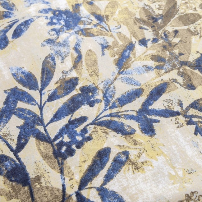 Pościel satyna bawełniana 160x200 Luxury Cinque Terra w delikatny wzór roślinny w odcieniach granatu, złota i beżu. Materiał o gładkiej fakturze, złożona, prezentująca detale liści i gałązek. Tło w jasnym kolorze, lekko teksturowane.