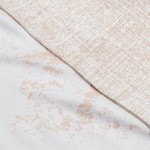 Pościel satyna bawełniana 220x200 Luxury Fadime w beżowo-białym kolorze z delikatnym wzorem. Elementy widoczne to górna krawędź z fakturowanym materiałem oraz dolna część o gładkiej fakturze. Ułożona poziomo, na jednolitym tle.