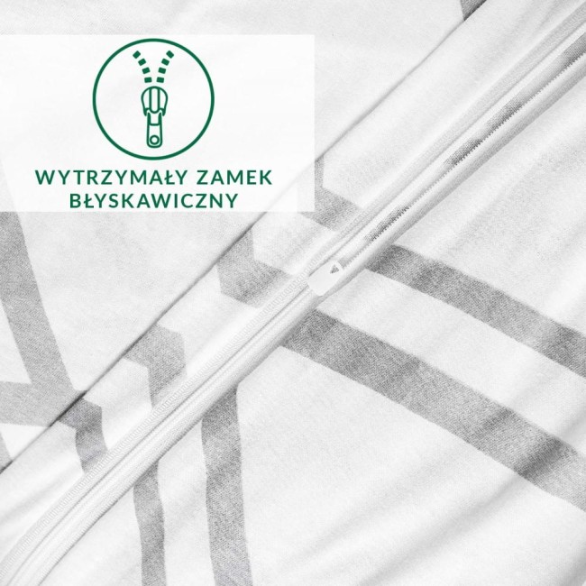 Pościel bawełniana 160x200 w szaro-białą kratkę, rozłożona z widocznym wytrzymałym zamkiem błyskawicznym. Delikatna dzianina jersey, z geometrycznym wzorem. Ujęcie z bliska, podkreślające szczegóły faktury i zamka.