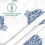 Pościel bawełniana 220x200 cm w białym kolorze z niebieskimi ornamentami, z rozłożonym zamkiem błyskawicznym na krawędzi. Wzór dekoracyjny i tekstura dzianiny jersey są widoczne z bliska. Tło proste, co podkreśla detale produktu.