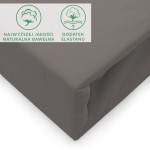 Prześcieradło jersey z elastanem w antracytowym kolorze, rozmiar 200x220. Widać fakturę materiału oraz gumkę, która zapewnia stabilne dopasowanie. Ujęcie z boku, ukazujące złożoną krawędź. Wyraźne oznaczenia dotyczące składu materiałowego. Tło jednolite.