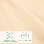 Prześcieradło jersey z elastanem o wymiarach 90x200 w kolorze beżowym, ukazane w zbliżeniu, na jednolitym tle. Widać miękką fakturę materiału. Na dole znajdują się symbole: bez domieszek sztucznych substancji oraz nie pilinguje się.