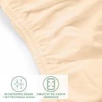 Prześcieradło jersey z elastanem w kolorze beżowym, widoczne z boku, z gumką obszytą całym obwodzie. Materiał elastyczny, gładki, w kształcie prostokąta, przeznaczone na materac 180x200 cm. W tle białe, jednolite.