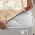 Prześcieradło jersey z elastanem w kolorze beżowym, rozłożone na materacu, z widoczną gumką do mocowania. Zbliżenie na rąbek prześcieradła. Informacje o elastyczności i trwałości przedstawione na grafice. Materiał idealny na materac o grubości 25 cm.