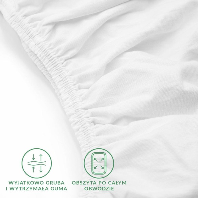Białe prześcieradło jersey z elastanem, z gumką obszytą po całym obwodzie. Zbliżenie na fakturę materiału oraz elastyczną, grubą gumę. Produkt leży na białym tle, co podkreśla jego szczelność i funkcjonalność.