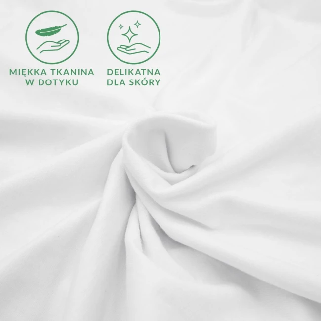Prześcieradło jersey z elastanem w kolorze białym, złożone na gładkim tle. Zbliżenie na fakturę materiału, podkreślając jego miękkość i delikatność dla skóry. Widoczne symbole informujące o właściwościach tkaniny.