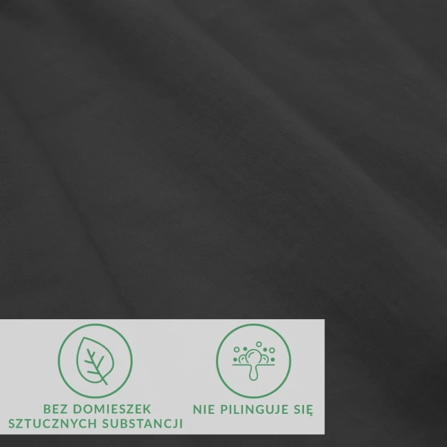 Prześcieradło jersey z elastanem 160x200 w kolorze czarnym, leżące na płasko. W tle widoczne ikony z informacjami o braku domieszek sztucznych substancji i właściwości niepilingujących. Gładka faktura materiału.