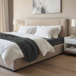 Prześcieradło jersey z elastanem z gumką w kolorze czarnym, rozłożone na materacu o wymiarach 180x200 cm. Ujęcie z boku, ukazuje również białą pościel i szary pled na łóżku w nowoczesnej sypialni.