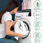Prześcieradło jersey z elastanem 90x200 w kolorze białym jest trzymane przez kobietę i wkładane do pralki. Tło jest ciemne, a pralka jest nowoczesna, z widocznymi kontrolkami. Na zdjęciu znajdują się również środki do prania w pastelowych butelkach.