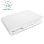 Prześcieradło flanelowe z gumką w kolorze białym, o wymiarach 180x200 cm, leżące na płasko. Materiał o gramaturze 160 g/m² z delikatną, teksturowaną powierzchnią. Widoczne logo Nie mechaci się. Tło proste, białe.