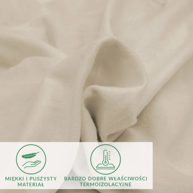 Prześcieradło flanelowe z gumką 180x200 w jasnobeżowym odcieniu, wykonane z miękkiego materiału. Widok z góry na złożoną strukturę, podkreślającą teksturę tkaniny. Na dolnej części graficzne oznaczenia właściwości, w tym termiki i miękkości.