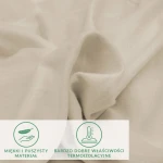 Prześcieradło flanelowe z gumką w kolorze jasno beżowym o gramaturze 160 g/m², leżące w zmiętym ułożeniu. Widoczna tekstura materiału, podkreślająca miękkość i dobrego jakości termiczne właściwości. Elementy informacyjne w dolnej części zdjęcia.