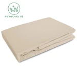 Prześcieradło flanelowe z gumką w kolorze jasno beżowym, 90x200 cm, leżące na białym tle. Materiał o gładkiej, miłej w dotyku fakturze. Widoczne informacje o odporności na mechacenie. Złożone, z gumką zapewniającą stabilność na materacu.