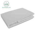 Flanelowe prześcieradło z gumką 160x200 w kolorze jasno szarym, o gramaturze 160 g/m², złożone na boku. Widoczna tekstura flaneli oraz nadruk z napisem nie mechaci się. Tło białe, co podkreśla wygląd produktu.