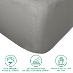 Flanelowe prześcieradło z gumką w kolorze szarym, wykonane z 100% bawełny o gramaturze 160 g/m². Produkt leży na płaskiej powierzchni, ukazując delikatną teksturę materiału oraz starannie wykończone rogi. Widoczne logo i ikony wskazują na wysoką jakość.