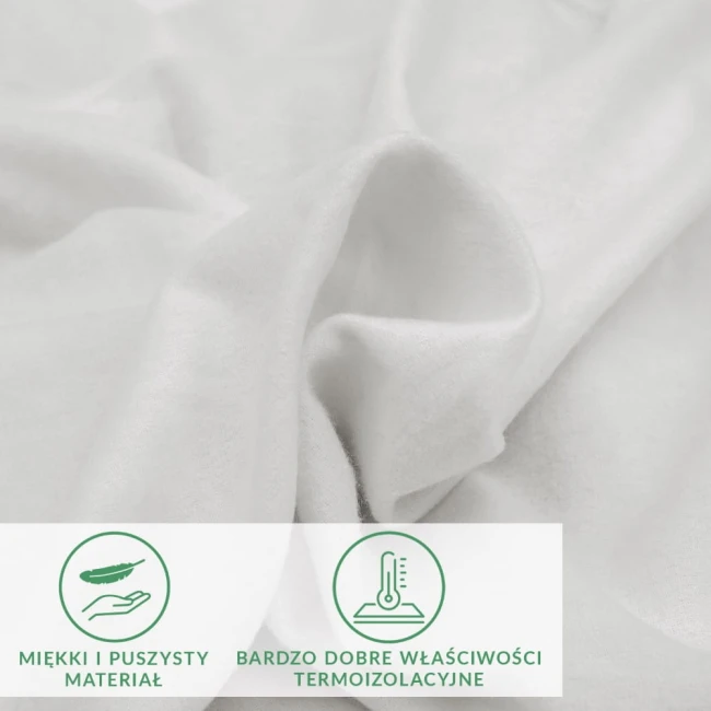 Prześcieradło flanelowe w kolorze kremowym, z gumką, prezentujące miękki i puszysty materiał. Zbliżenie na teksturę, podkreślające właściwości termoizolacyjne. Widoczna gumka na brzegach, produkt rozłożony na jasnym tle.